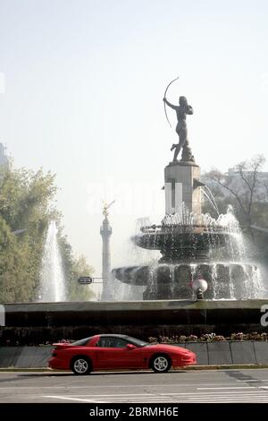 Diana le monument Huntress avec l'Ange de l'indépendance en arrière-plan sur l'Avenida Paseo de la Reforma, Mexico, Mexique Banque D'Images