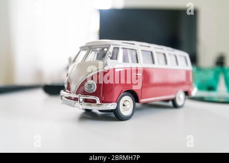 Vintage miniatur Volkswagen mini bus campeur intérieur sur une table Banque D'Images