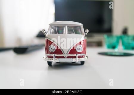 Vintage miniatur Volkswagen mini bus campeur intérieur sur une table Banque D'Images