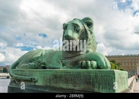 statue de bronze au lion sur le pont norrbro à Stockholm par le Parlement suédois Banque D'Images