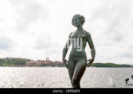 'Dansen' statue par Carl Eldh dans le City Hall Park (tadshusparken «') à l'Hôtel de Ville de Stockholm (tockholms «stadshus') Banque D'Images