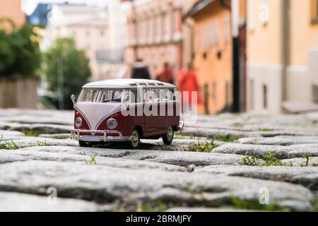 Vintage miniatur Volkswagen mini bus campeur extérieur dans une atmosphère urbaine Banque D'Images