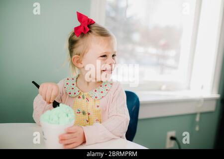 Fille heureuse de manger de la crème glacée Banque D'Images