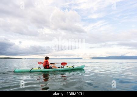 Adolescent pédalo en kayak au Costa Rica Banque D'Images