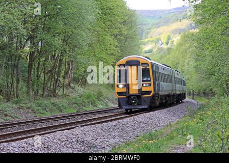 Le train sprinter se dirige vers Leeds sur la voie de chemin de fer trans-pennine Banque D'Images