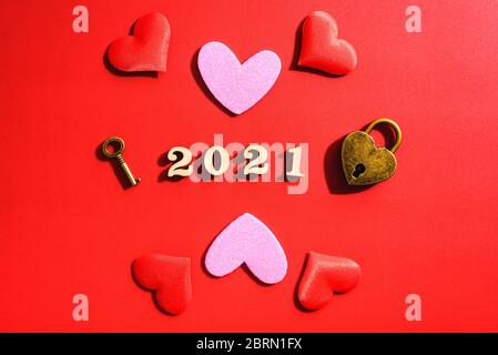 Fond romantique pour la Saint-Valentin 2021 de coeur rouge pour les amoureux. Banque D'Images