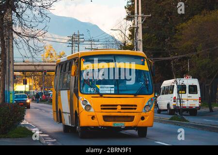 Santiago, Chili - juillet 2016 : un autobus Transantiago à Santiago Banque D'Images