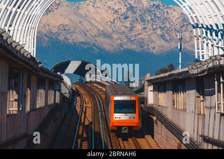 Santiago, Chili - juillet 2016 : un métro de Santiago train sur la ligne 4 Banque D'Images