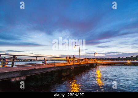 scène de marche sur le lac au coucher du soleil. Banque D'Images