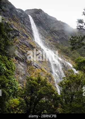 Les chutes d'Earland (174 m) drainent le lac Robert entre Howden et les cabanes du lac Mackenzie, Routeburn Track, parc national Fiordland (Nouvelle-Zélande) Banque D'Images