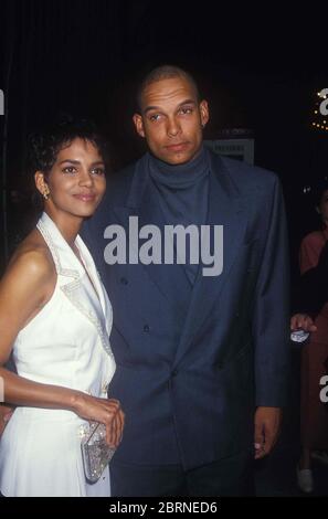 Halle Berry et David Justice à la première de Flintstones au théâtre Ziegfeld à New York 05-23-1994 crédit: John Barrett/PhotoLink/MediaPunch Banque D'Images