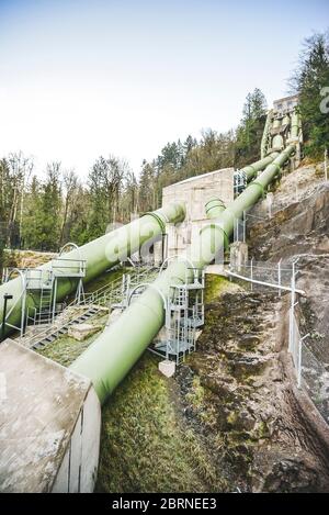double papier de plume vert pour le transfert beaucoup d'eau pour générer de l'énergie électrique. Banque D'Images