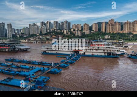 Chongqing, Chine - août 2019 : passagers de luxe, navires de croisière prêts à partir du quai de Chongqing lors d'un voyage à travers les trois gorges du Yangtze Banque D'Images