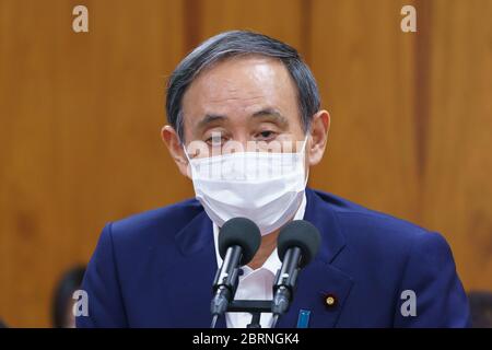 Tokyo, Japon. 20 mai 2020. Yoshihide Suga, 20 mai 2020 - politique : le secrétaire du Cabinet en chef japonais, Yoshihide Suga, répond à la séance du comité du cabinet de la Chambre basse à la Diète nationale à Tokyo, au Japon. Crédit : Motoo Naka/AFLO/Alay Live News Banque D'Images
