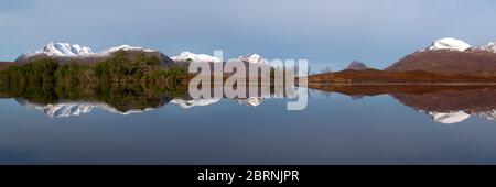 Reflet des montagnes de Coigach dans Highland loch, Wester Ross Banque D'Images