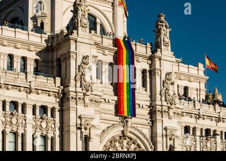 Le bâtiment Ayuntamiento de Madrid affiche le drapeau LGBT lors de la célébration de la fierté gay Banque D'Images