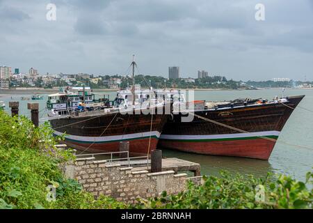 Deux bateaux de pêche en bois amarrés dans le port de la vieille ville de Mombasa Banque D'Images