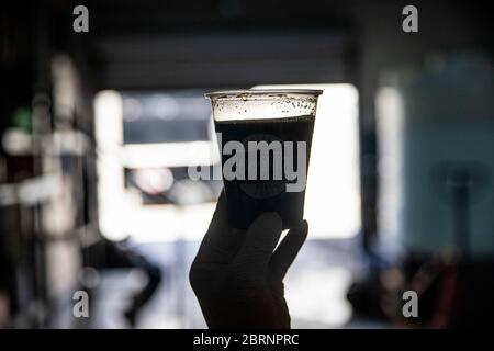 HERMOSILLO, MEXIQUE - MAI 15 : gobelet en plastique rempli de bière artisanale Ocoitillo Vaso de Plastico lleno con cerveza oscura artesanal Ocoitillo le 1er mai Banque D'Images