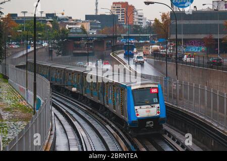 Santiago, Chili - juin 2016 : un métro de Santiago train à la ligne 2 Banque D'Images