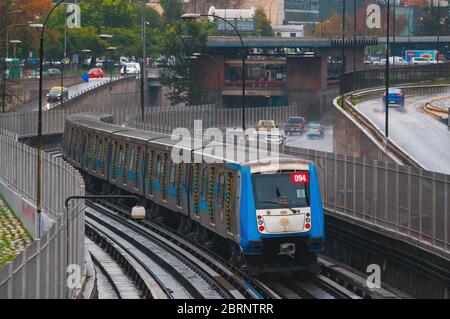 Santiago, Chili - juin 2016 : un métro de Santiago train à la ligne 2 Banque D'Images