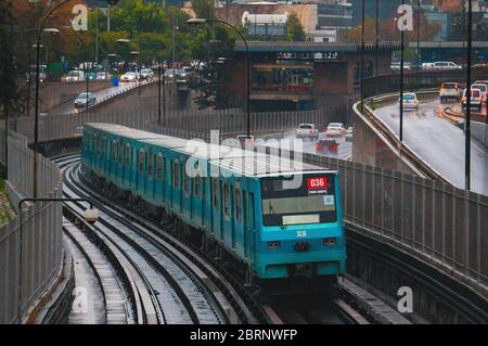 Santiago, Chili - juin 2016 : un métro de Santiago train à la ligne 2 Banque D'Images