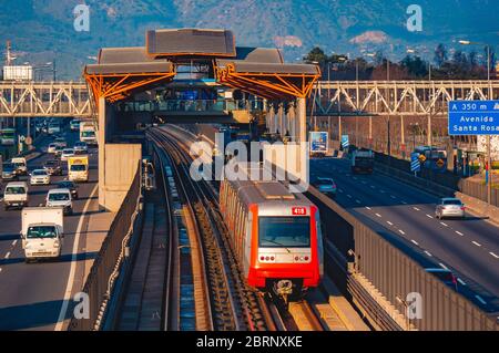 Santiago, Chili - juillet 2016 : un métro de Santiago train sur la ligne 4A Banque D'Images