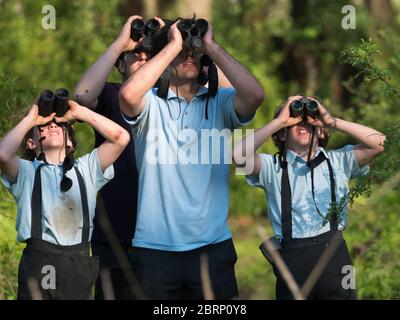 Observation des oiseaux par les enfants Amish au Wilderness Center de Stark County Ohio, États-Unis Banque D'Images