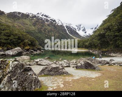 Lac Mackenzie, avec Emily Pass en arrière-plan, Routeburn Track, parc national Fiordland, Nouvelle-Zélande Banque D'Images