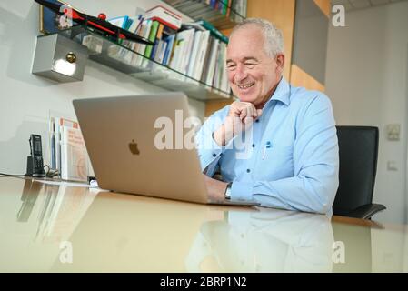 Ulm, Allemagne. 13 mai 2020. Le médecin de la reproduction Friedrich Gagsteiger est assis dans son bureau devant son ordinateur portable pour montrer comment il conseille les couples en ligne. En période de pandémie de corona, le Kinderwunschzentrum Ulm se concentre de plus en plus sur le counseling en ligne. (À dpa 'Dessire for children in corona Times - 'les couples sont non sûrs') Credit: Felix Kästle/dpa/Alay Live News Banque D'Images