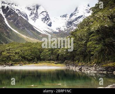 Lac Mackenzie, avec Emily Pass en arrière-plan, Routeburn Track, parc national Fiordland, Nouvelle-Zélande Banque D'Images