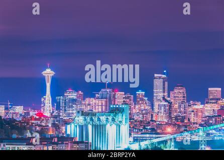 Vue panoramique sur Seattle dans la nuit, Washington, USA. Banque D'Images