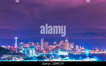 Vue panoramique sur Seattle dans la nuit, Washington, USA. Banque D'Images