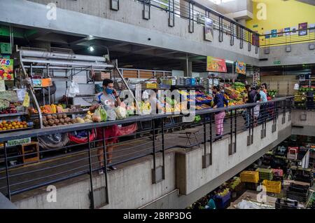 Les Vénézuéliens achètent sur le marché municipal de Chacao, de la nourriture, des fruits et des légumes, en utilisant l'embout obligatoire depuis le début de la quarantaine Banque D'Images