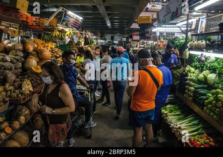 Les Vénézuéliens achètent sur le marché municipal de Chacao, de la nourriture, des fruits et des légumes, en utilisant l'embout obligatoire depuis le début de la quarantaine Banque D'Images