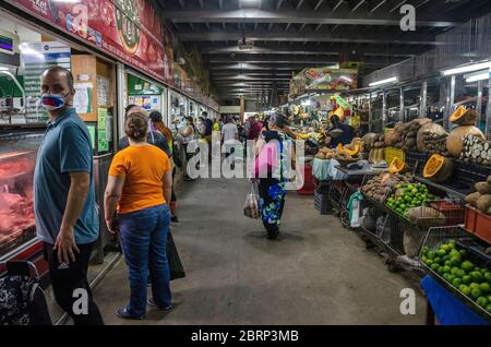 Les Vénézuéliens achètent sur le marché municipal de Chacao, de la nourriture, des fruits et des légumes, en utilisant l'embout obligatoire depuis le début de la quarantaine Banque D'Images