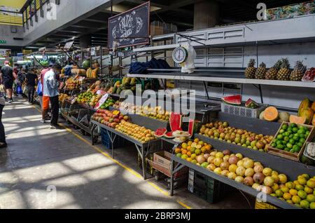 Les Vénézuéliens achètent sur le marché municipal de Chacao, de la nourriture, des fruits et des légumes, en utilisant l'embout obligatoire depuis le début de la quarantaine Banque D'Images