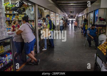 Les Vénézuéliens achètent sur le marché municipal de Chacao, de la nourriture, des fruits et des légumes, en utilisant l'embout obligatoire depuis le début de la quarantaine Banque D'Images