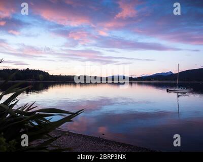 Lever de soleil rose au-dessus du lac te Anau, Fiordland, Nouvelle-Zélande Banque D'Images