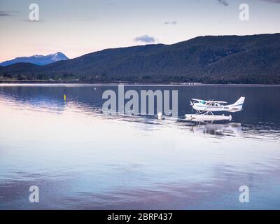 Hydravion sur le lac te Anau, Fiordland, Nouvelle-Zélande Banque D'Images