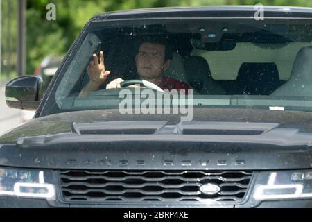 Manchester, Royaume-Uni. 21 mai 2020. Harry Maguire de Manchester United arrive au terrain d'entraînement Carrington du club pour un entraînement socialement distancé à Manchester, en Grande-Bretagne, le 21 mai 2020. Les clubs de la Premier League ont été autorisés à commencer l'entraînement en petit groupe mardi après la suspension de la ligue de football de haut vol en Angleterre le 13 mars en raison de l'épidémie de COVID-19. Crédit : Jon Super/Xinhua/Alay Live News Banque D'Images