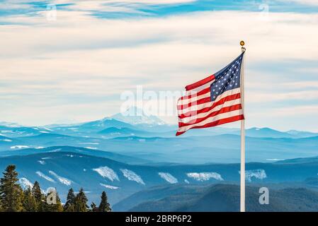 Drapeau américain sur le sommet de la montagne enneigée Banque D'Images