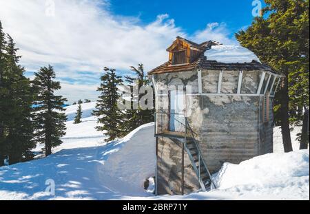 bâtiment de service dans la station de ski en hiver. Banque D'Images