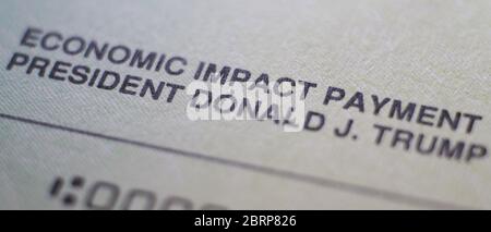 Texte sur le paiement de l'impact économique (allégement de la pandémie COVID-19), chèque (chèque) du Trésor américain, y compris le nom du président Donald J. Trump. Banque D'Images