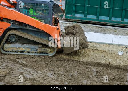 Travaux d'aménagement paysager sur le bulldozer déplace le sol excavation construction de terrain terrassement Banque D'Images