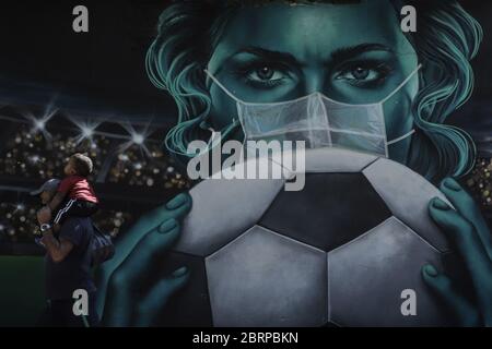 Sao Paulo, Brésil. 21 mai 2020. Un grafitti reçoit un masque facial pour tenter de sensibiliser à la propagation de COVID-19 à Sao Paulo, Brésil, le 21 mai 2020. Credit: Rahel Paprasso/Xinhua/Alamy Live News Banque D'Images