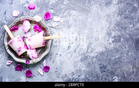 De l'été glace à la vanille avec des fleurs rose Banque D'Images