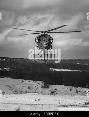 Un hélicoptère UH-60 Blackhawk du 1er-214e Bataillon de l'aviation générale de soutien effectue un arrêt brusque lors des tables de qualification des armes à feu de porte aérienne de chaque navire le 28 février 2020 à la zone d'entraînement de Grafenwöhr, en Allemagne. (ÉTATS-UNIS Photo de l'armée par le Maj. Robert Fellingham, photo modifiée en noir et blanc) Banque D'Images