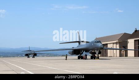 Deux lanceuses B-1B sont affectées au taxi du 34e Escadron de bombardement jusqu'au tablier de la ligne de vol de la base aérienne d'Ellsworth, S.D., le 20 mai 2020. Les deux bombardiers ont achevé une mission de longue durée de la Force opérationnelle d'bombardier dans la zone de responsabilité du Commandement européen des États-Unis. Les missions de la FBT sont représentatives de l'engagement des États-Unis à s'intégrer à l'OTAN et aux partenaires alliés pour assurer la sécurité régionale. (ÉTATS-UNIS Photo de la Force aérienne par Airman 1ère classe Christina Bennett) Banque D'Images