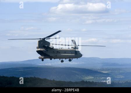 Un des deux hélicoptères CH-47 Chinook avec la Compagnie Bravo, 1er Bataillon, 214e Régiment d’aviation, connu sous le nom de «Big Windy», est positionné pour voir l’exercice du 1er-3e Bataillon de reconnaissance d’attaque (1-3e ARB). L'exercice a été l'occasion pour le 1-3e CRÉF de mener une mission d'entraînement le 19 mai, le bataillon complet étant dans des conditions réalistes. Banque D'Images