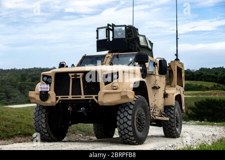 Les Marines des États-Unis, avec le 1er Bataillon, 6e Régiment maritime, actuellement affecté à la 3e Division marine dans le cadre du Programme de déploiement d'unité, effectuent des exercices de transition anti-armure de feu direct sur le Camp Schwab, Okinawa, Japon, le 17 mai 2020. L'équipe d'entraînement a servi des armes montées sur le nouveau véhicule tactique de feu interarmées plus capable de mission. (ÉTATS-UNIS Photo du corps marin par lance Cpl. Gosun d'Ujian) Banque D'Images